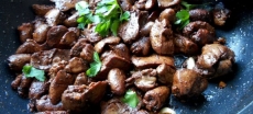 Потрошки куриные тушёные в сливочном соусе
